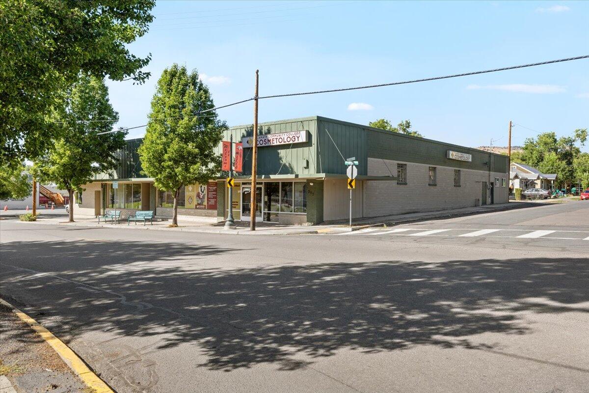 Prime Commercial Property in Klamath Falls - 9500 sq ft of versatile space on a 0.57-acre lot with 36 parking spaces! This well-maintained property is currently leased through 6/1/2027 to Klamath Community College, housing their popular Cosmetology Program.
The building offers excellent potential for long-term investment and is an ideal opportunity for business owners or investors seeking a stable income stream. The layout allows for future flexibility, as the space can easily be divided for separate businesses.
Don't miss out on this prime location with easy access and high visibility in the heart of Klamath Falls!
