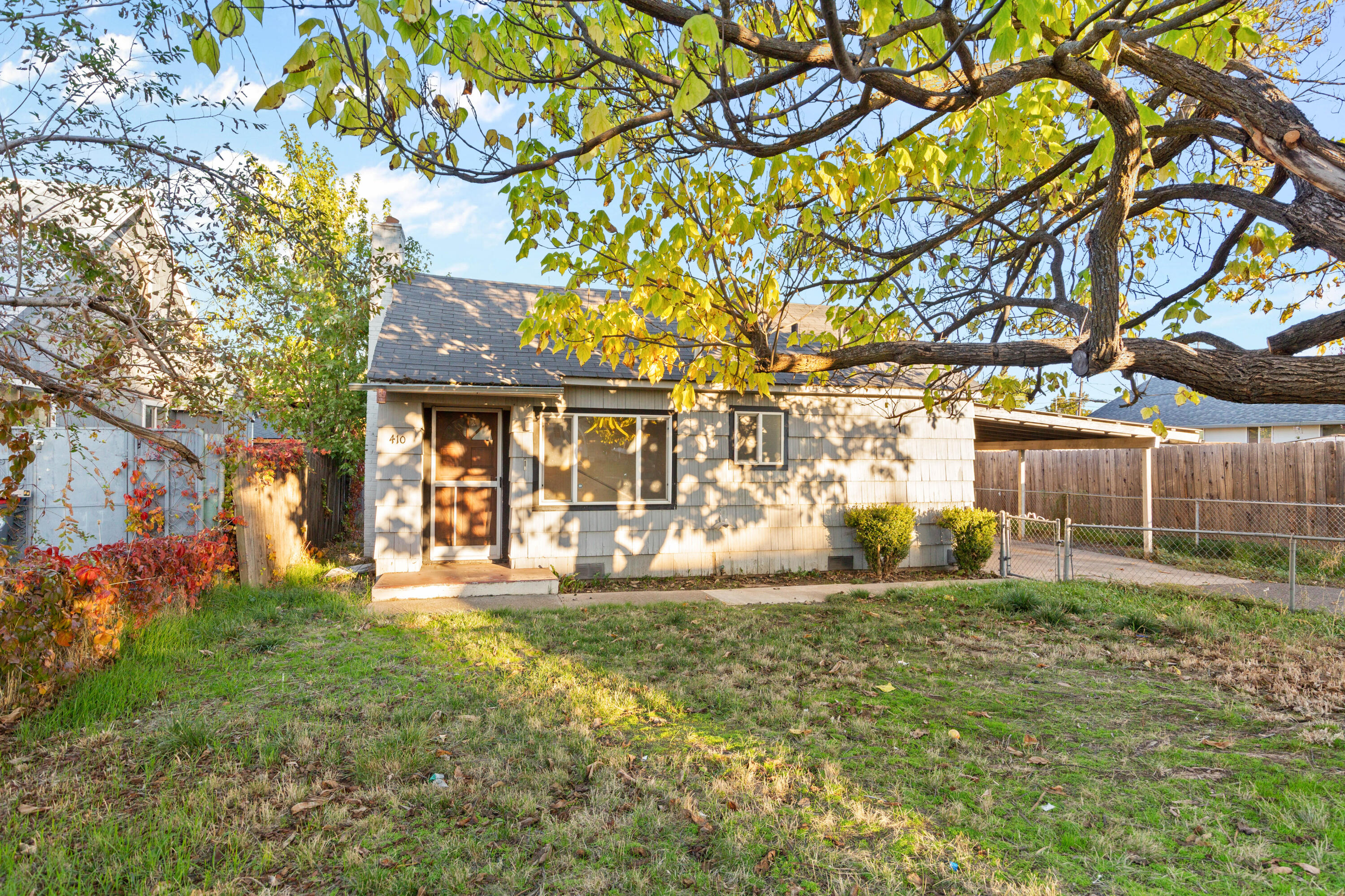 Searching for a unique multifamily property in an up-and-coming neighborhood? This opportunity may be just the one! Each of the two units is separated by a covered breezeway, giving space and privacy for both of the units. There is a communal laundry room as well as a garage for storage. Featuring fenced back yards, you can enjoy peace and quiet with some of the best weather Oregon has to offer. Each unit is a 1 bed, 1 bath with a kitchen. Come see this before it's gone!