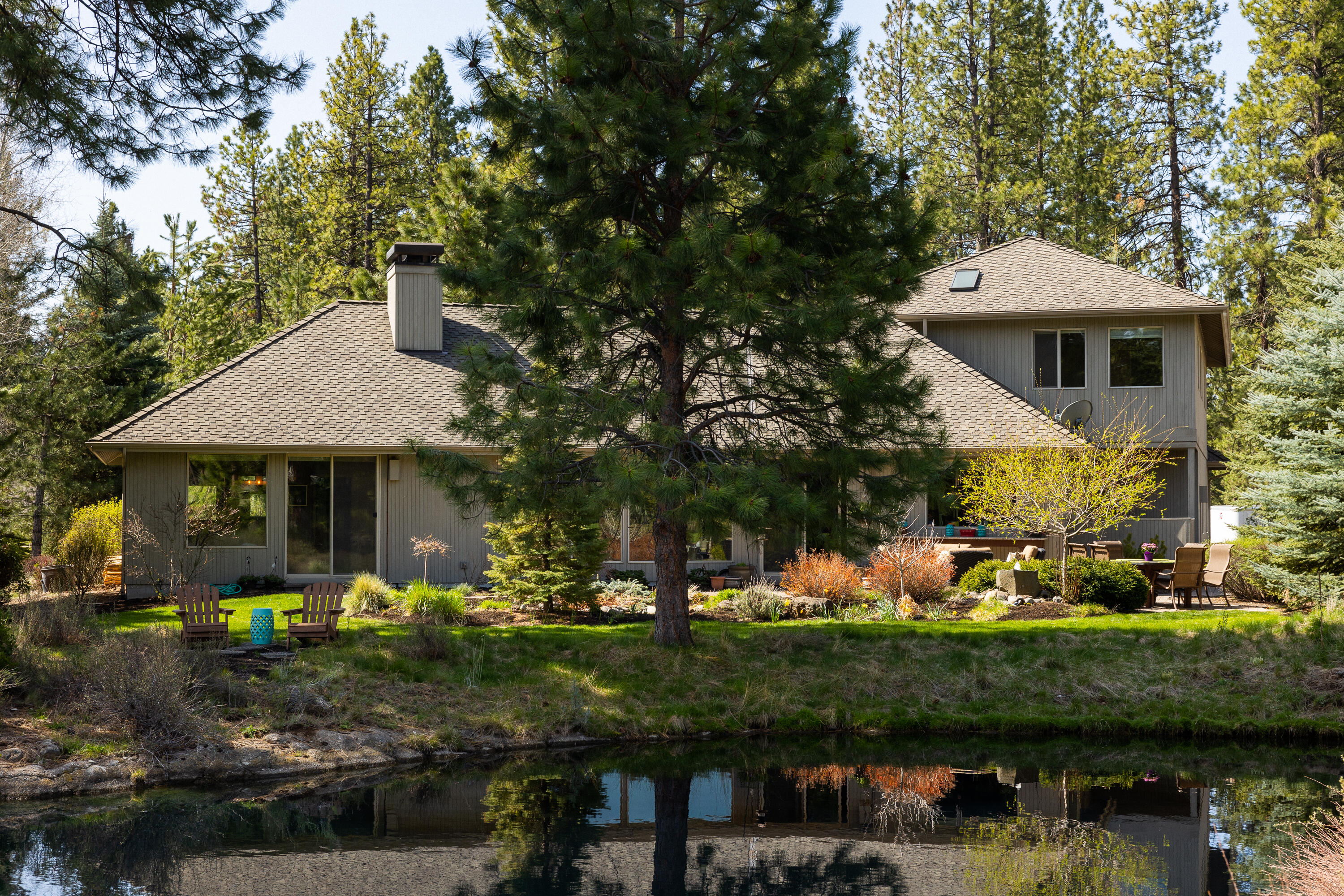 One of Widgi Creek's top great room homes with a water feature & overlooks the 6th fairway with 4 ponds. A 4-car garage with upstairs dual guest suites and a bonus room including a pool table and 4th bedroom/office. This property brings pristine nature into the home with floor to ceiling windows and open the outdoors into this great room floor plan. Recently remodeled in 2018-hardwood floors, new primary suite and bath design, solid kitchen countertops, sinks and new hardwood flooring makes this a treasure in this 107 lot paradise just 5 miles to Bend and 15 miles to Mt Bachelor.