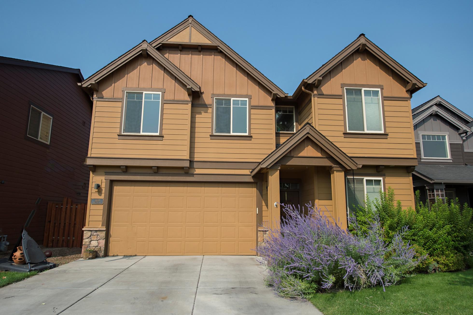 Well designed craftsmen style home with 9' ceilings, open floor plan, large inviting walk ways and stairway. Featuring a den/office off the entry which leads to the open kitchen, dining and living areas. Upstairs you'll find a big bonus room, 2 large guest rooms with Jack and Jill bath. Expansive master suite with double vanities, soaking tub, shower and walk in closet. Laundry room is conveniently located upstairs. This floor plan offers so many options, additional bedrooms or
workspace/ flex space! Don't miss this home located in Fieldstone crossing with community pool!