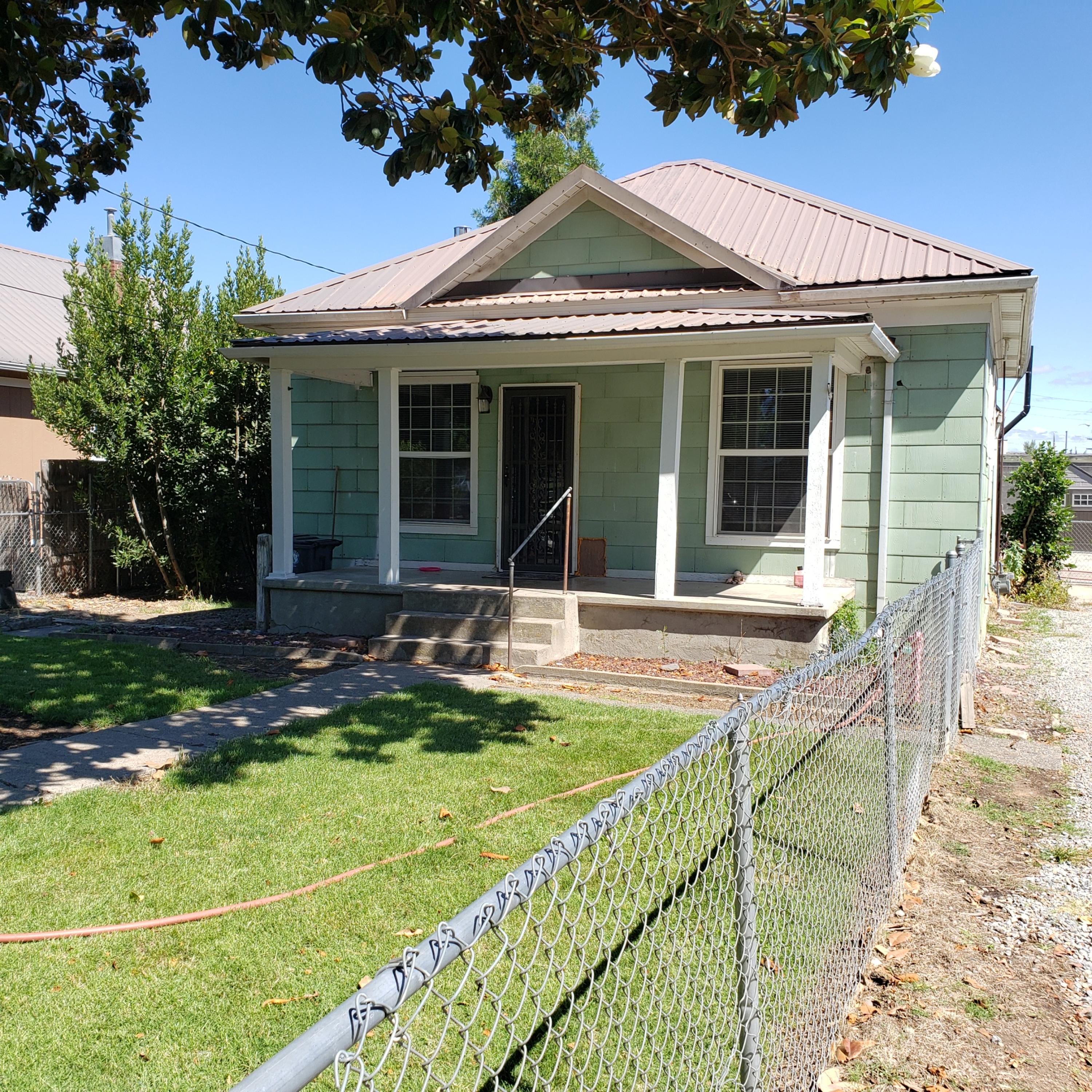 Great starter home or rental in West Medford.
Front porch and all fenced yard across form Jackson Park Pool and Jackson School. 2 Bed I bath with laundry room and pantry. Large living room and kitchen. Double paned Vynal windows, metal roof and knotty pine walls. New gas Jotul GF 200 stove from Orley's. Forced air heat and air conditioning.  Gated RV Parking. Give Tenants 24 hour notice. Listing Agent is related to Sellers.