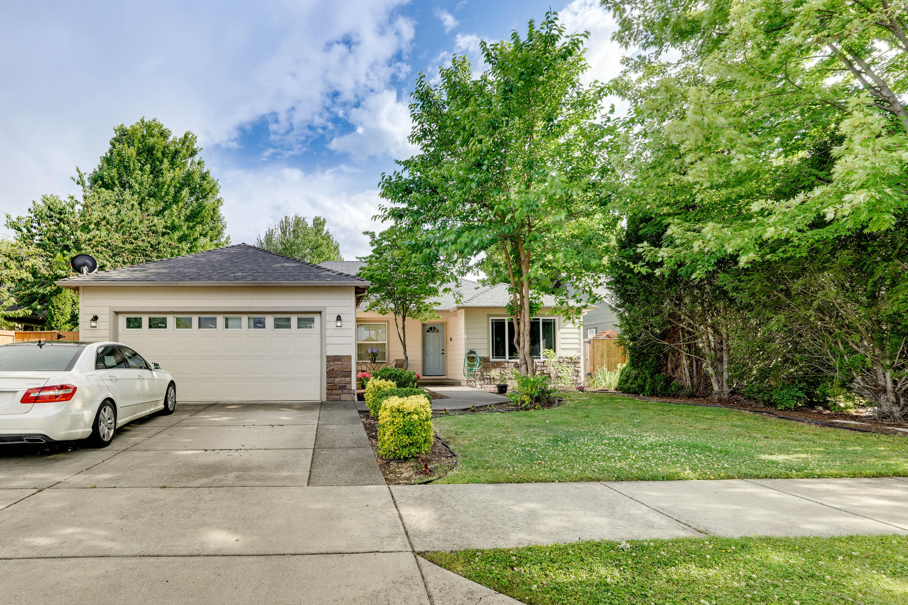 Nice East Medford home with 3 bedrooms (possible 4 )and 2 baths. There is a nice open floor plan that has waterproof vinyl/wood flooring  thru out the house.  granite countertops in kitchen n stainless steels appliances . The home has 2 car garage that had been finished n can be used as a dream man cave , or ??  a large backyard that is fully fenced. 
Do not miss out on this home.