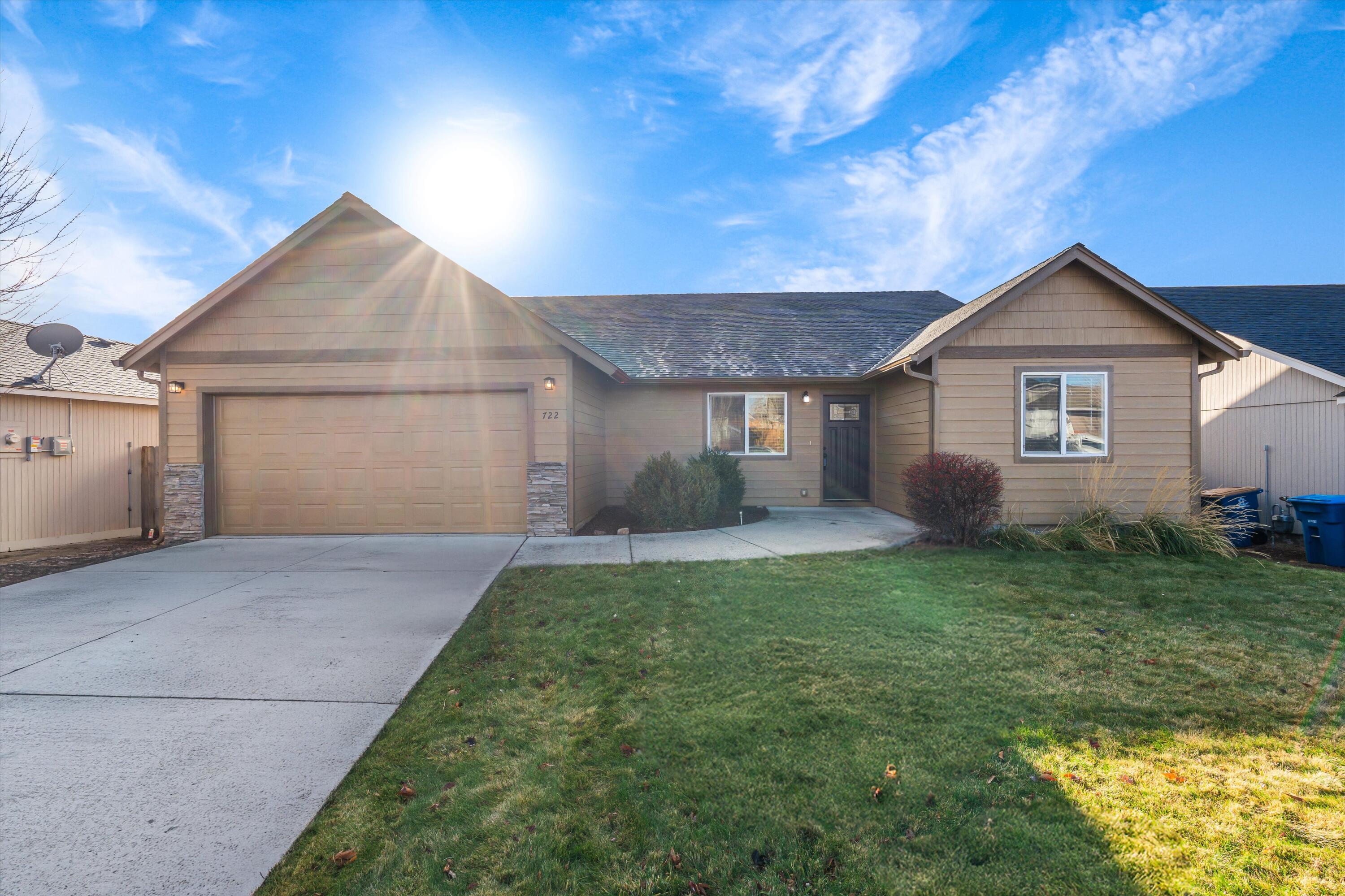 Hard-to-find 4-bedroom, single-level home in a desirable Diamond Bar Ranch. This well-maintained home offers a fenced backyard and central forced-air heating for year-round comfort. Interior and Exterior paint and new carpets installed November 2025, giving the interior a fresh, updated feel. Enjoy easy living with a spacious open layout, attached garage. Located close to schools, parks, and shopping.
A wonderful opportunity for anyone seeking a move-in-ready home on the quiet side of Redmond!