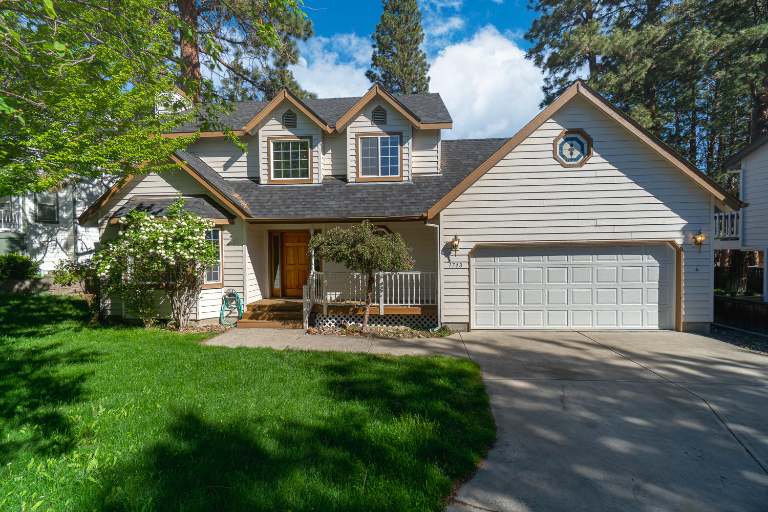 Quiet SE Bend neighborhood, Larkspur trail outside your back gate. Plus path to the new Larkspur Community Center & park which includes a pool, at the end of the cul-de-sac! This home offers 3 bedrooms, 2.5 bathrooms, a dining nook & additional eating area, three additional living spaces. Built in office nook & pantry. Two gas fireplaces; one in living room, one in upstairs master.   Fenced backyard, established neighborhood with mature landscape providing a peaceful setting.
There have been several updates in the last 10 years.   Roof, 2011,  Lennox gas furnace & A/C unit 2015,  dishwasher 2017,  garage door 2018, Whirlpool gas range/oven 2021 along with several other items.
  No CC&R's or HOA.