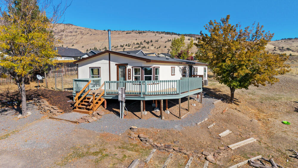 This property is tucked away off the north end of Homedale Rd. Home has 1680 sf with fresh paint inside and out. Deck offers views to the South, home is a 3 bedroom 2 bath home with living and family rooms. A detached garage 864 sf, home has city water city sewer. Deck Freshly painted.