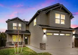 The 2470 square foot Stoneridge Encore is a smartly designed two-story home offering equal parts style and space. The main floor is comfortable and inviting, with an open concept large kitchen and great room, formal dining room, and powder bathroom. If desired, there is an option to convert the formal dining area to a fourth bedroom with full bathroom. Upstairs features three bedrooms, a conveniently located laundry room, and the extra roomy bonus room. Another great option available is to alter this room into a junior suite, which includes a full bathroom and sizable closet. The master bedroom features an oversized closet plus a deluxe ensuite bath, including a soaking tub and double vanity. The versatile Stoneridge Encore delivers everything you need and more, in a sizable yet charming package.