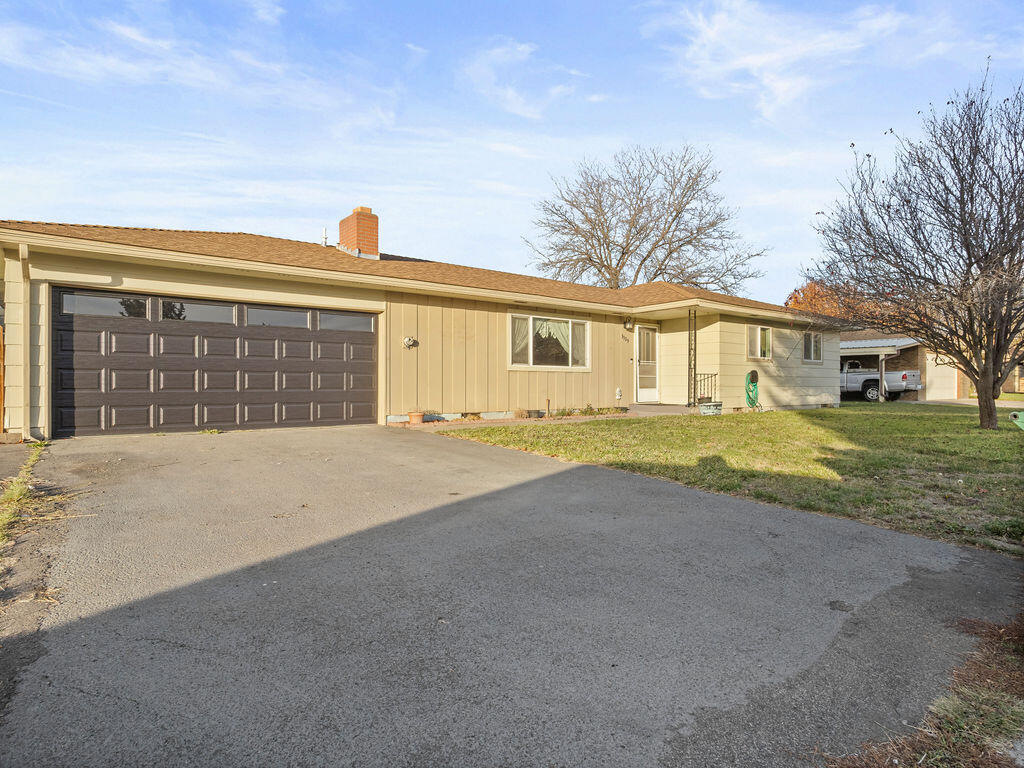 Perfect suburban one level home! This home is ideal for a first time buyer or someone looking to downsize to a lifestyle of easy maintenance with mature landscaping,
fully fenced and room for an R.V. to park. The features of this home are a great use of space, a large livingroom, dining area, good size bedrooms and a
mudroom/laundryroom right off the garage. The garage has lots of storage space and a brand new door with natural light windows. The large yard features a privacy
fence and a covered cement patio for enjoying year round. Nearby public transportation, shopping and Kingsley Field Air Base. Sunny Southern Oregon is gateway to
Crater Lake and has numerous opportunities for World Class fishing, hunting and opportunities for outdoor enthusiasts to enjoy. Just minutes to Oregon Institute of Technology and Sky Lakes Medical Center. This home is just waiting for you, come and see it right away.