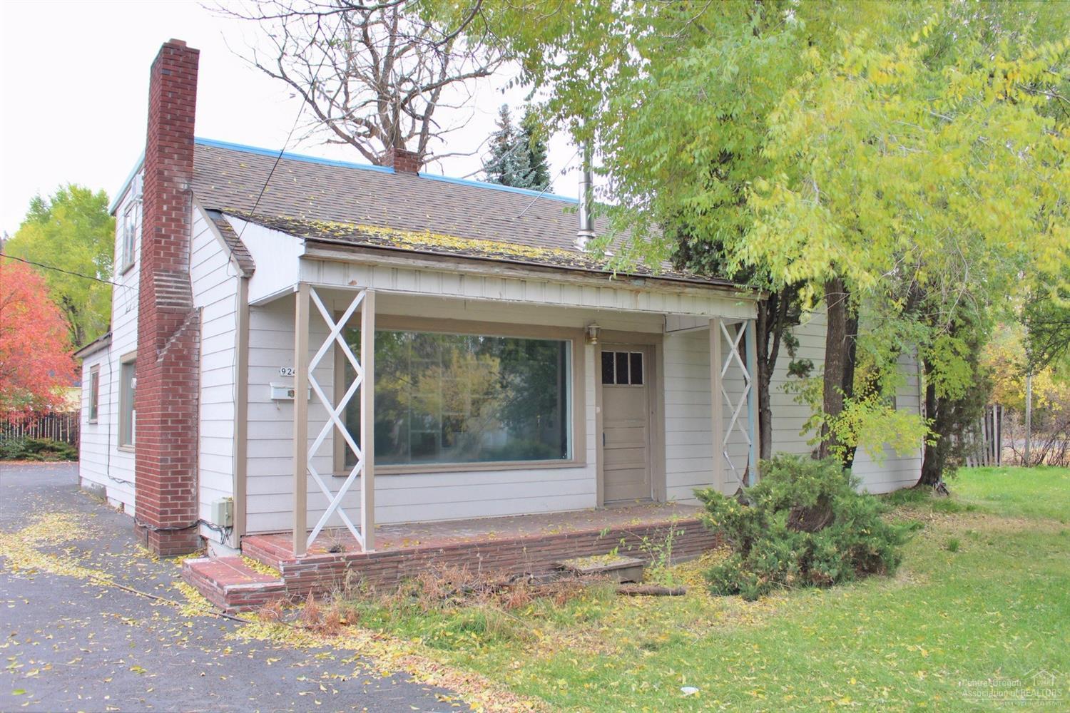 Wonderful midtown location! 4bdr/2ba home with historic charm with proximity to all Bend has to offer. Home needs some TLC and is priced extremely well for today's market. Call today!