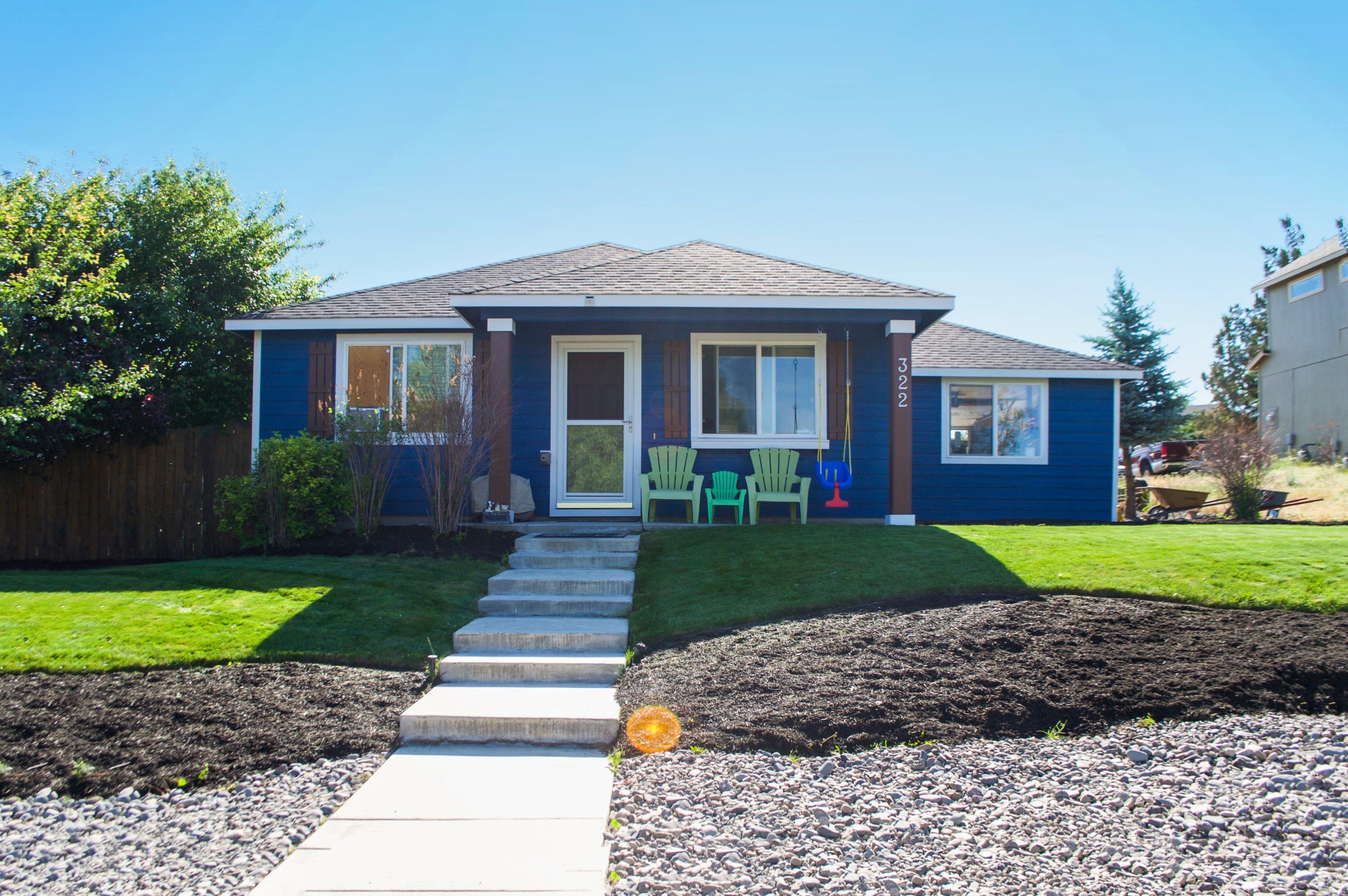 This adorable home has the perfect covered front patio to take in the beautiful Cascade Mountain view! There are brand new vinyl floors in the great room, a ceiling fan, a cozy kitchen, and it is beautifully landscaped with a sprinkler system, fenced backyard, dog run and driveway accessed off of a cul-de-sac on 34th Lane. Don't miss out-schedule a showing today!