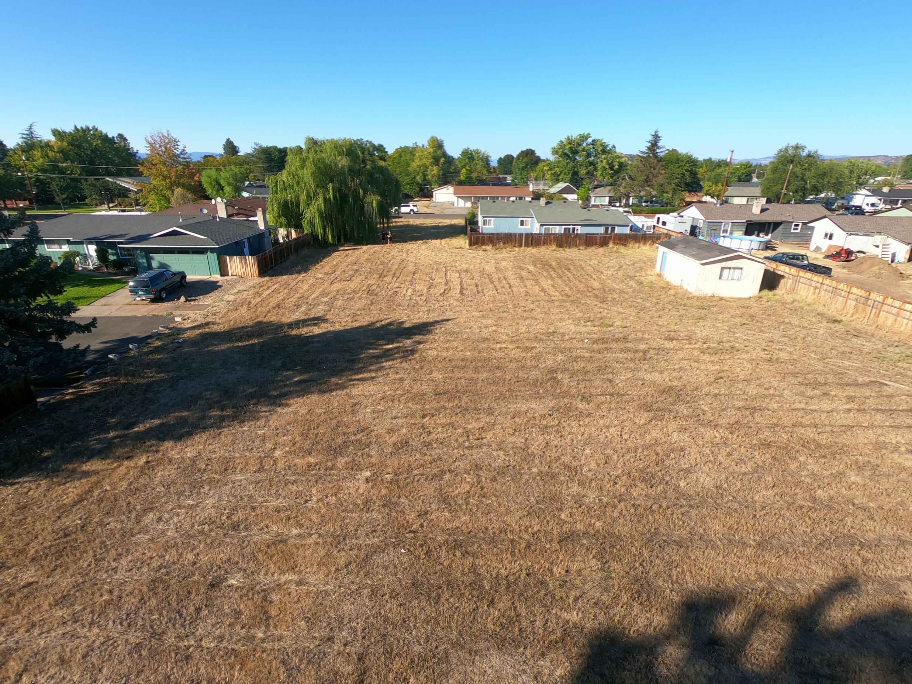 Great opportunity for developer or investor! 1.09 acre lot, zoned SFR-6. This lot has so much potential! Conveniently located near schools, restaurants and so many other services! Buyer to investigate possibilities of development with City of Medford.