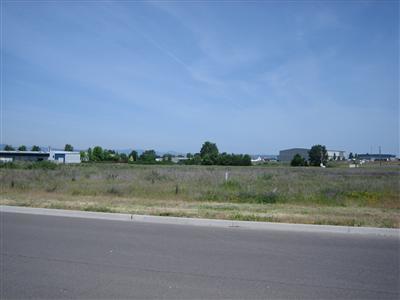 This property consists of 2.91 level acres of ready-to-build land. Located in Navigator's Landing this is Medford's Premier Business Park. Across Biddle from the Airport with super easy access to I-5 and Highway 62. Flexible IL zoning allows many uses. Curbs, gutter and all utilities at lot.