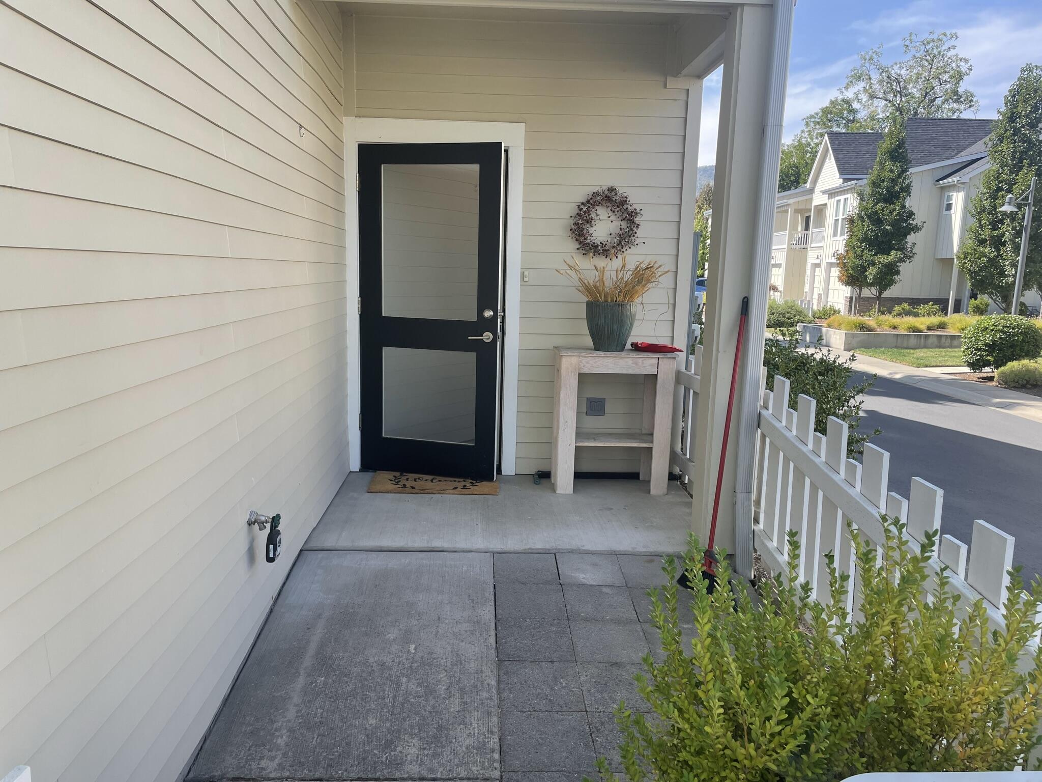 Charming, stylish Jacksonville townhouse, 1297 sq.ft.  2 en-suite bedrooms upstairs, powder room downstairs.  New hardwood flooring and paint throughout.  Corner unit affords lots of windows and natural light.  Complex well maintained. Walking distance to all of Jacksonville amenities.  $155 per month HOA fees.  This one won't last long.