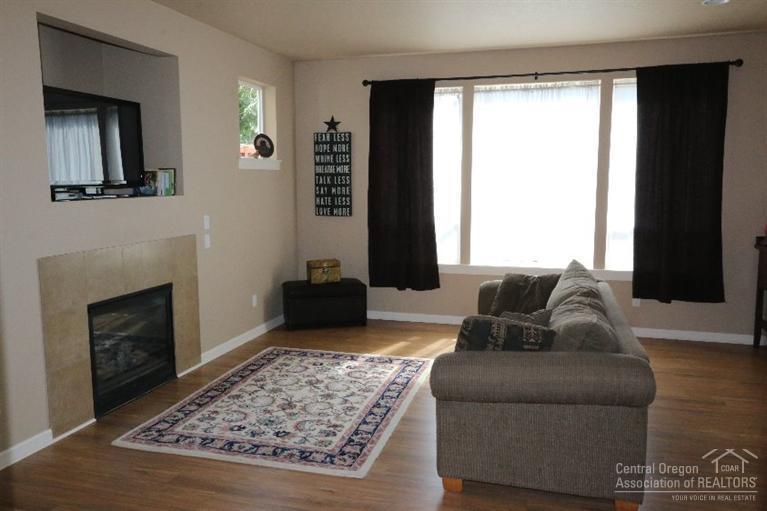 Newer craftsman style home, move-in ready! Master with walk-in closet, office with vaulted ceiling. Great room with open floor plan. Nicely landscaped yard. Convenient location to shopping, schools, & parks.