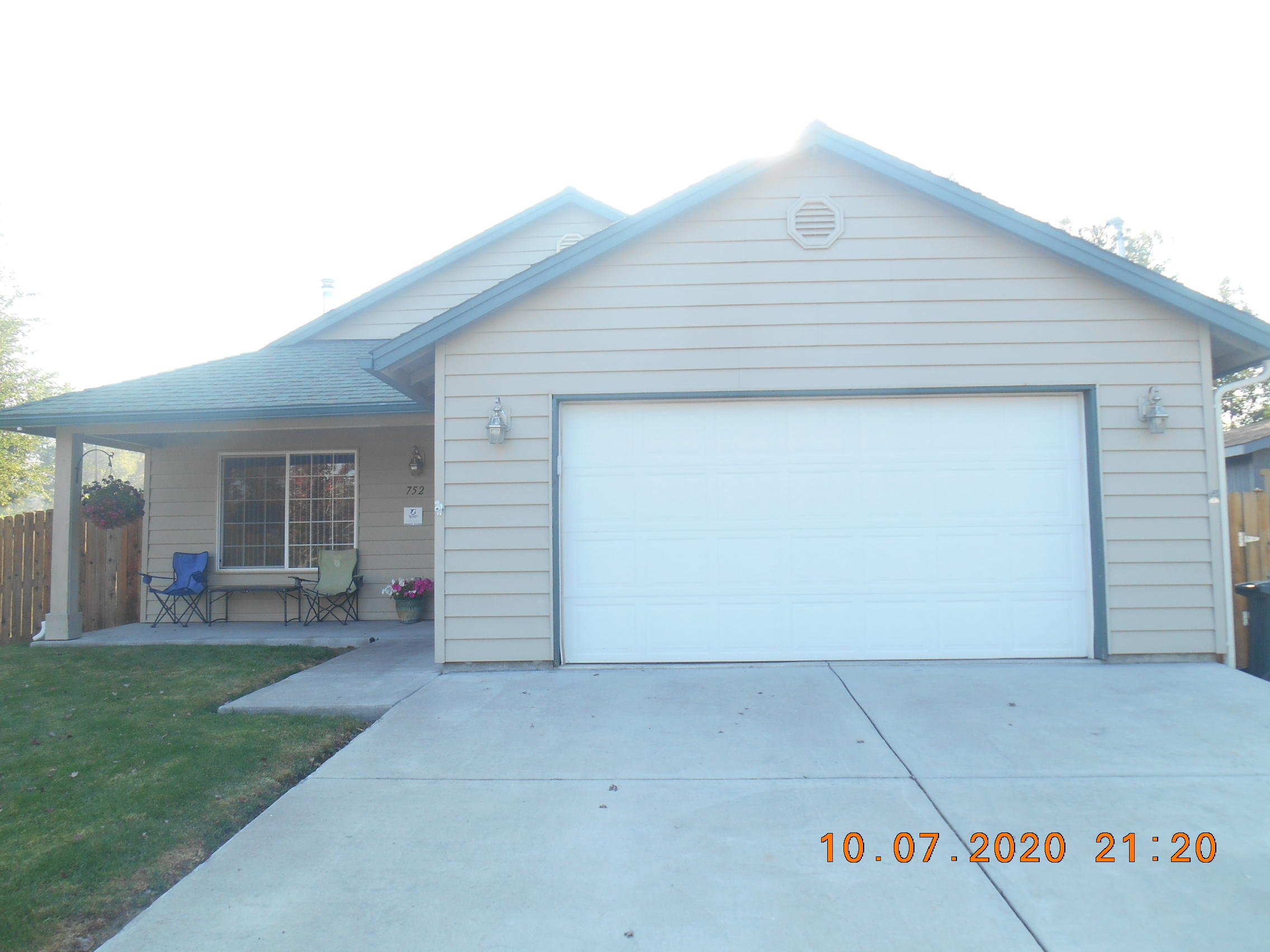 Very nice newer modern home. Quiet street a few blocks from Metolius City Park. New certified wood stove. Great fenced in back yard with alley access. Perfect yard with both front and back automatic sprinklers. Close to the very popular Metolius Grade School. Cascade Mountain view out of front window. This home will sell fast. Call your favorite Realtor now and show this home.