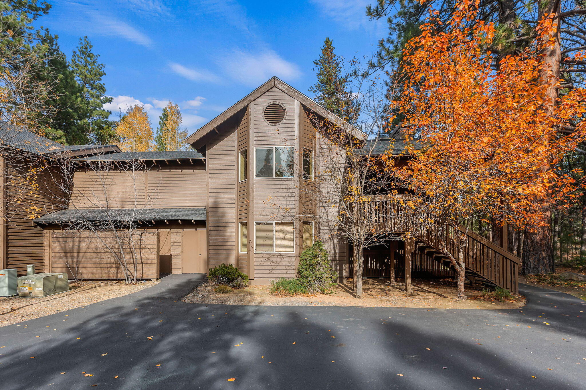 Enjoy your time in Sunriver with this well decorated upstairs unit. Ownership gives you six weeks a year to relax and unwind. Tasteful updates, cozy gas fireplace, updated furnace & water heater and a great location that backs to open space. Enjoy easy access to all of Sunriver's amenities—pools, trails, golf, and more. The perfect low-maintenance getaway for year-round fun!
