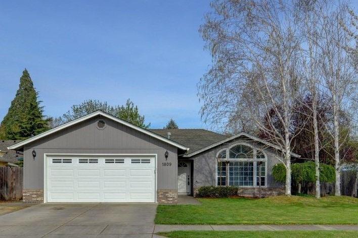Move in ready 3 bedroom/2 bath home in Southwest Medford in Griffin Creek School District. Living room with vaulted ceilings and custom window. Brand new kitchen with new flooring, Granite countertops, cabinets, and stove. Master bedroom has coffered ceilings, walk in closet, and bath. Attached two car garage. Manicured front and back yard with in ground sprinklers. Back yard has covered patio, and is fully fenced. New Exterior paint in 2017.