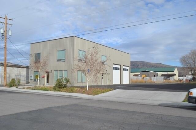 Centrally located single tenant flex building. Perfect for someone needing office and shop space. The building consists of 5 private offices and/or conference rooms. Two 16 ft. roll up doors. Paved parking with 6 stalls along with graveled yard area at the back of the building.