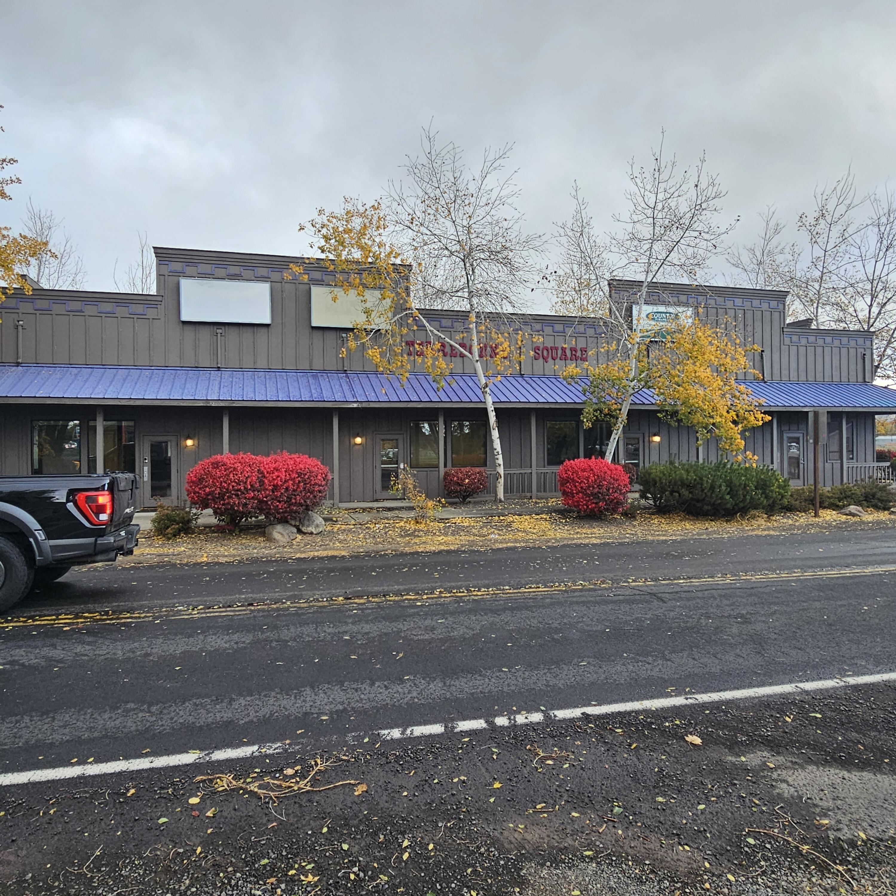 Prime office or retail space in Terrebonne  Versatile commercial space of approx 2200 sq ft located in the heart of Terrebonne. Offering excellent visibility,
convenient access to Hwy 97.  The open workspace offers a flexible layout and options to suit a variety of professional uses. Whether expanding your business or launching a new venture,
this location provides the functionality and charm of small-town Central Oregon with room to grow. Key Features include flexible open workspace with loads of potential, ample parking and easy client access. Proximity to local amenities Smith Rock State Park and Redmond.