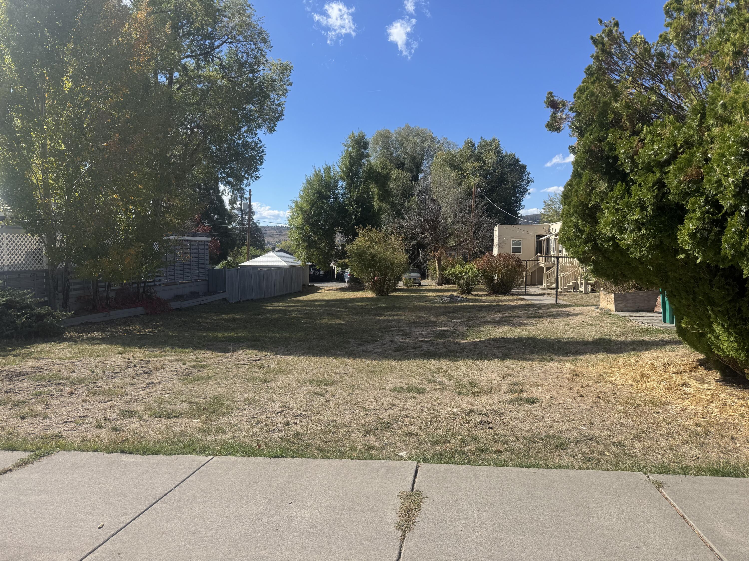 Nice level lot in desirable Pacific Terrace Hot Springs neighborhood. Adjacent home is also for sale (346 Pacific Terrace). Great opportunity to build close to Oregon Tech, Sky Lakes Medical Center and downtown. Utilities including city water/sewer, power, natural gas are located along the street.