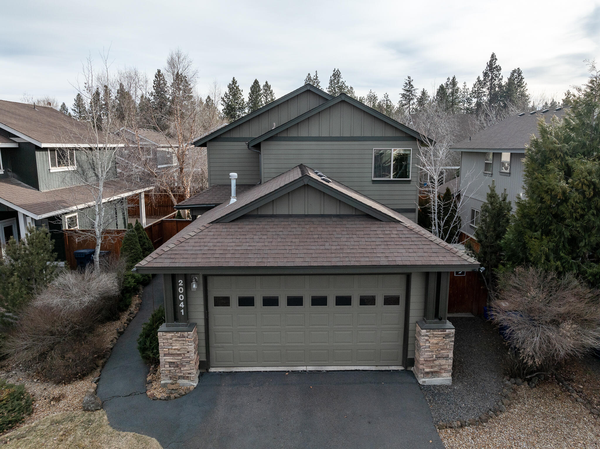 Charming and well cared for 3 Bed, 3 Bath home on Bend's West Side! 1,591 Sq Ft of living space, laid
out in an Open Concept floor plan. New LVP flooring throughout the Main Level. Upstairs Primary
Suite with Large Tile Shower. Fenced back yard. Conveniently located close to many amenities on
Bend's West side of town. Great opportunity in Bend.