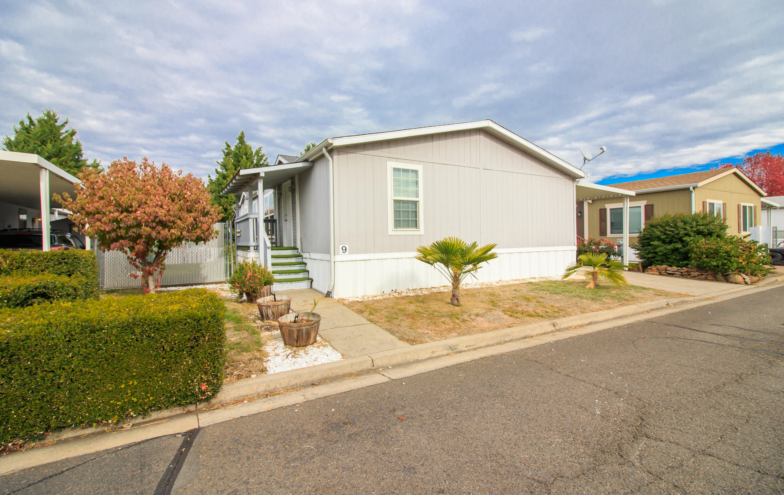 Well kept 2004 manufactured home in the all-ages park Meadow View Estates. Open kitchen, dining area as well as breakfast nook, vaulted ceilings, great split bedroom floor plan, spacious primary suite, laminate wood flooring, private fenced yard with covered patio and nice size shed for extra storage. Nice home in a nice park!
Space rent is $875 and sewer is $21.06 per month.