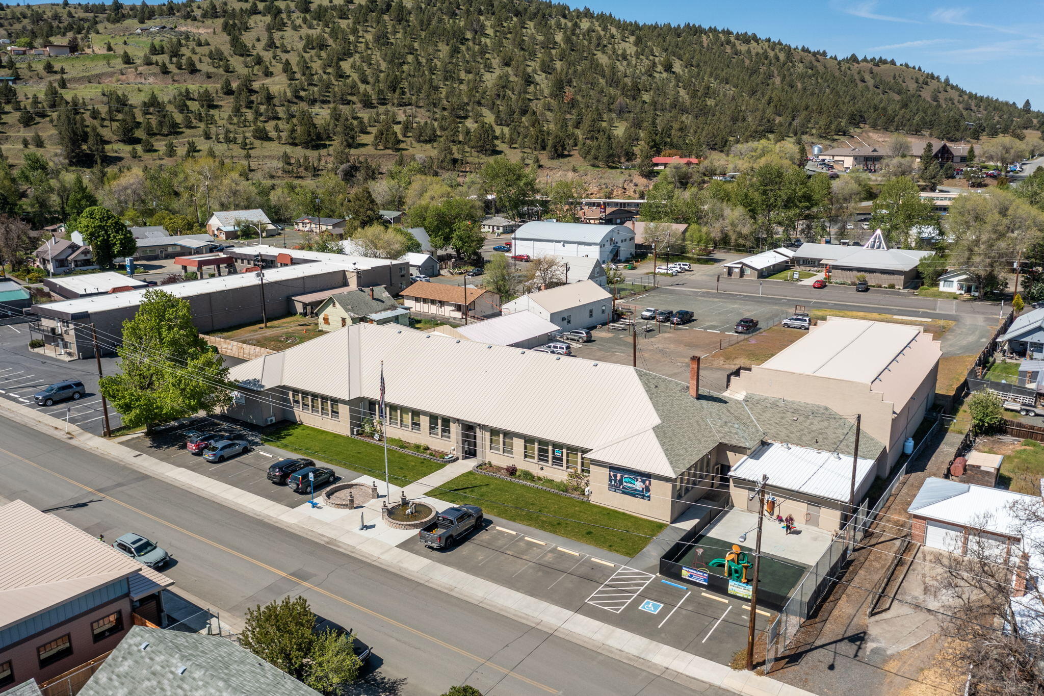 Do you have a call center that can be moved to rural USA? This could really help reduce your expenses and has income already in place.
Great Investment Property!!! This large commercial building has 13 offices spaces to lease out. Currently 10 are leased to tenants. Large gymnasium with 2 separate locker rooms, stage and fenced area outside for events. Property was updated with sheetrock, new flooring, LED lighting, fiber optics, mini splits for individual rooms, paved parking in front, lawn, landscaping, underground sprinklers, interior and exterior paint in 2015. Call Agents For Financial Documentation. Listing Agents are related to Sellers