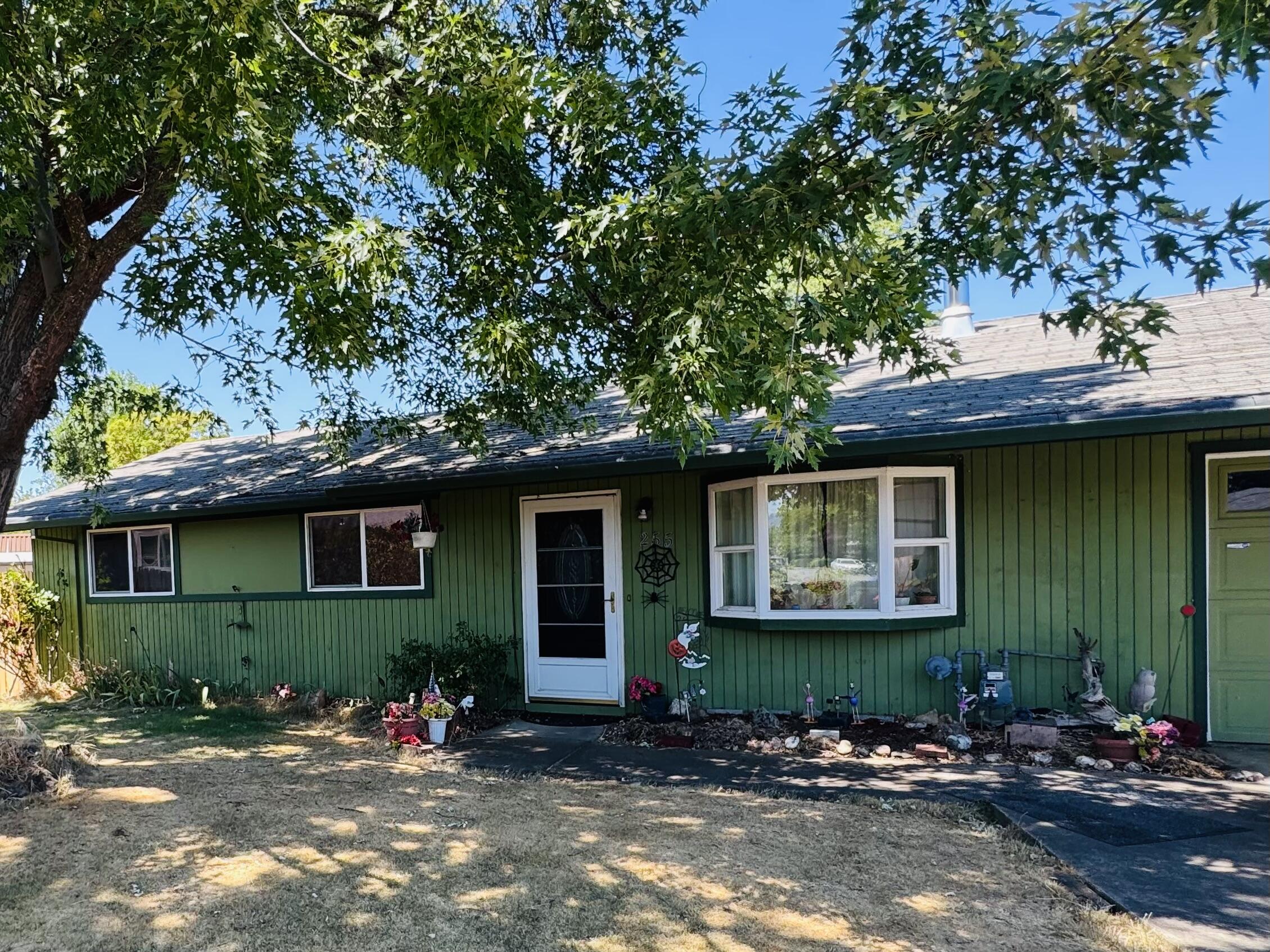 Bring your paint and grab your hammers, this little home can use your imagination!! Wonderful Cul-De-Sac location, nearly a quarter acre lot, with access strip to Howard Elementary Grade School. Home is a 3 bedroom, one bath home, utility in garage, and sliding door to backyard.  Owner is in the process of vacating.