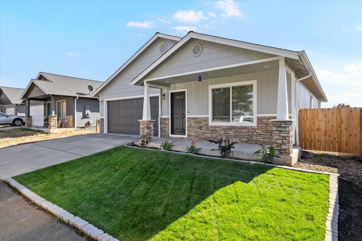 Don't miss this beautifully updated 3bdr 2 bath 1410sqft home, In highly desirable location near White Mountain Middle School and backed by federally protected land that will not be developed giving you the rare combination of privacy and convenience. Freshly updated kitchen with granite counters, new kitchen appliances, updated kitchen cabinets, new luxury vinyl flooring throughout. Fresh exterior and interior paint. With newly landscaped back yard this home is truly move in ready!!!
