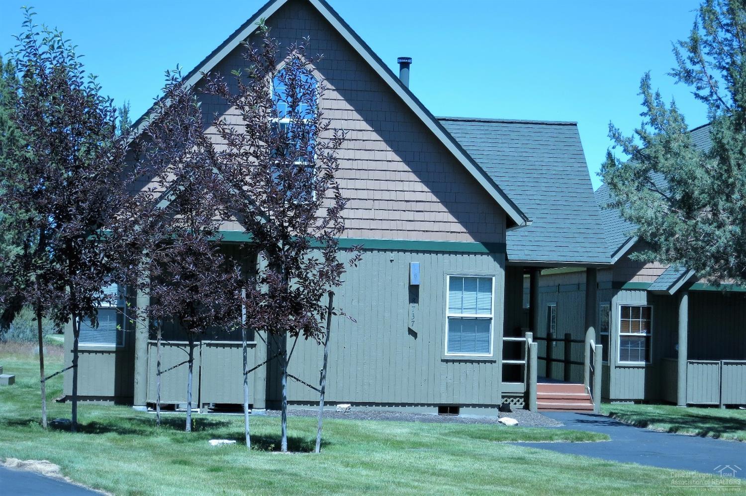 Hard to find, furnished 3 BD 2 BA chalet overlooking 18th Tee of the Ridge Course at Eagle Crest. Original Owner, Enjoy the Hot Tub on extended Deck. Golf, Pools, 3 Sports Centers, Hiking, Biking & much more to be enjoyed at Eagle Crest Resort!