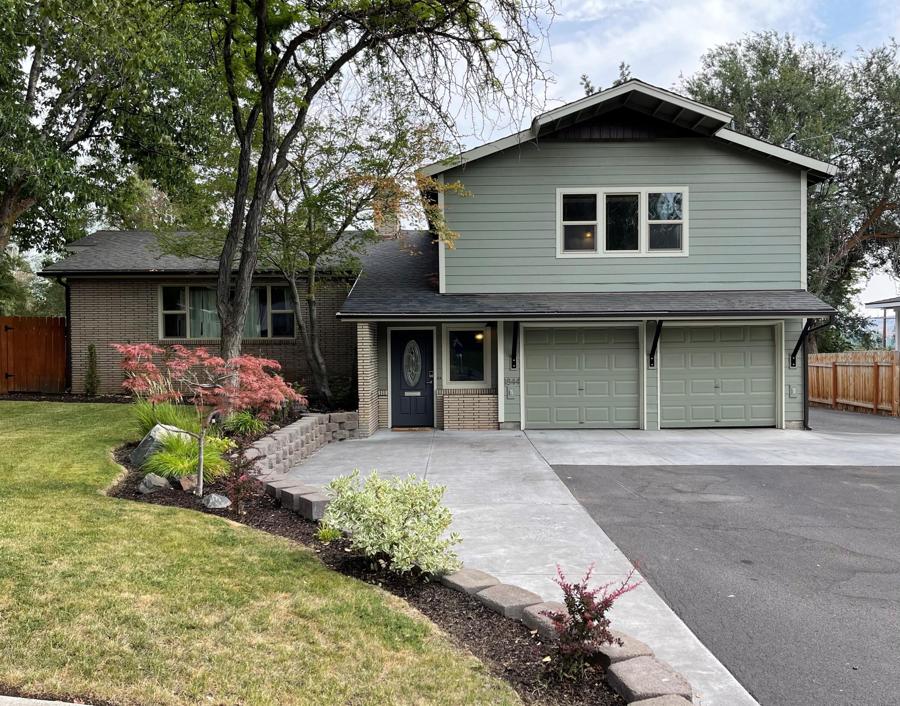 Turnkey home in the desirable Mountain View subdivision of Pacific Terrace. This Hot Springs split level has it all! Excellent floor plan with 3 bedrooms and 2.5 baths. Plenty of storage with closet space and built ins. There is no shortage of windows giving this home so much natural light. Beautiful dining room with French doors leading out to the expansive deck. The kitchen is a chef's dream with stainless steel appliances, a large center island and plenty of counter top space. The daylight basement/den is an added bonus hang out spot. A half bath and laundry area complete the downstairs. Manicured back and front yard with in-ground sprinklers. Don't miss out on your chance to view this gorgeous home. Schedule your showing today!