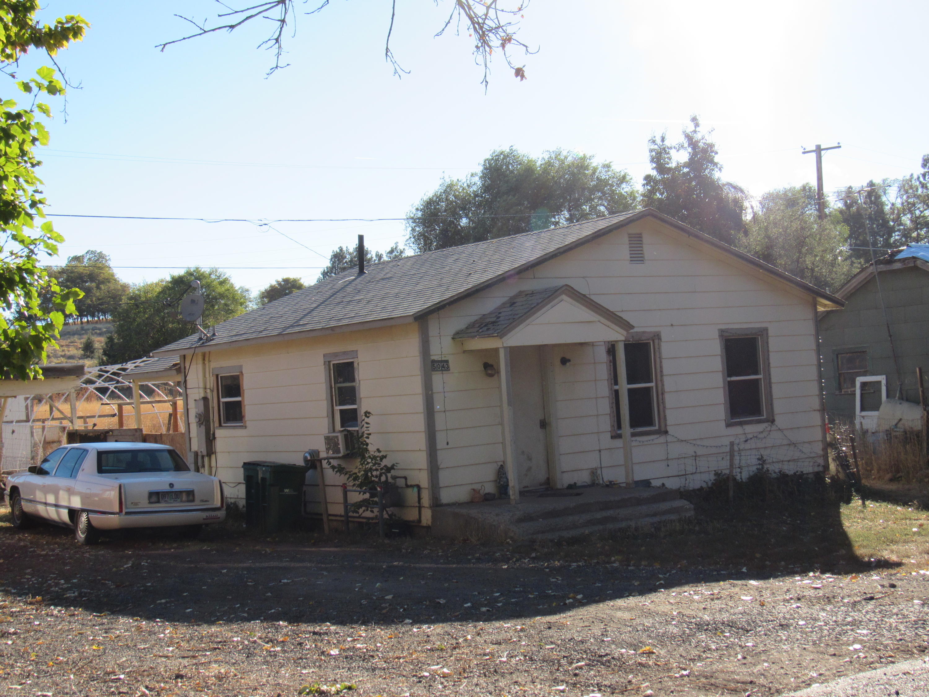 This cute 2 bedroom home is located just outside of town in Stewart Lennox. It has hardwood and tile floors. This home makes a great rental property and currently has tenants.