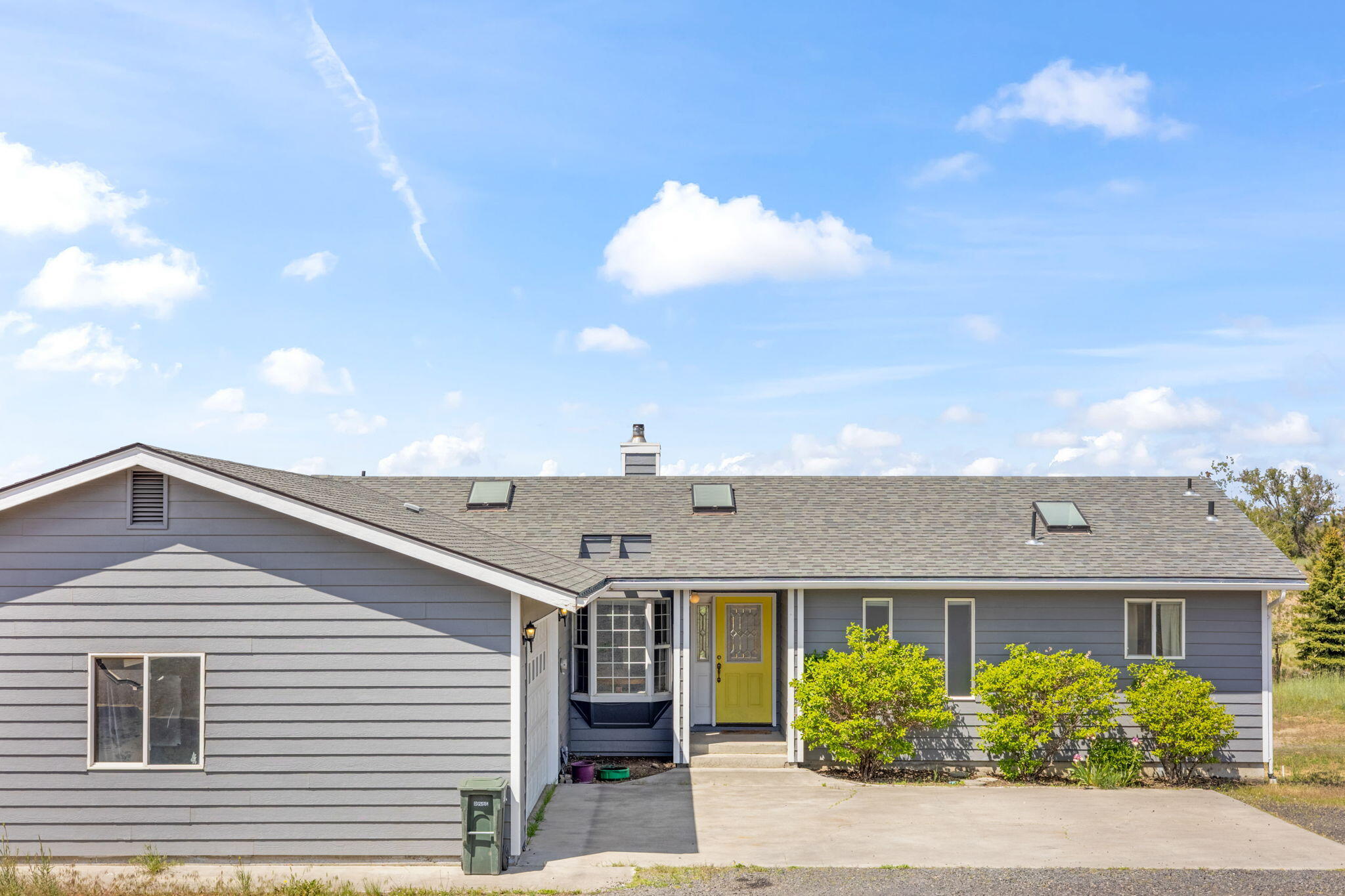 Imagine living in a quiet neighborhood at the end of a dead-end street with a fantastic Cascade Mountain veiw, this home is it!  The home is set up for dual living with a full kitchen and laundry on both floors.  Daylight basement has private access and open living.  Multiple skylights and abundant window for natural light.  Real hardwood floors.  Fresh paint inside and out.  Pellet stove.  Central Vac.  Workshop in garage.  NUID water rights, prefect for farm animaks.  Newer roof and siding.  Thsi is a fantastic home, call today for a tour and don't miss out.