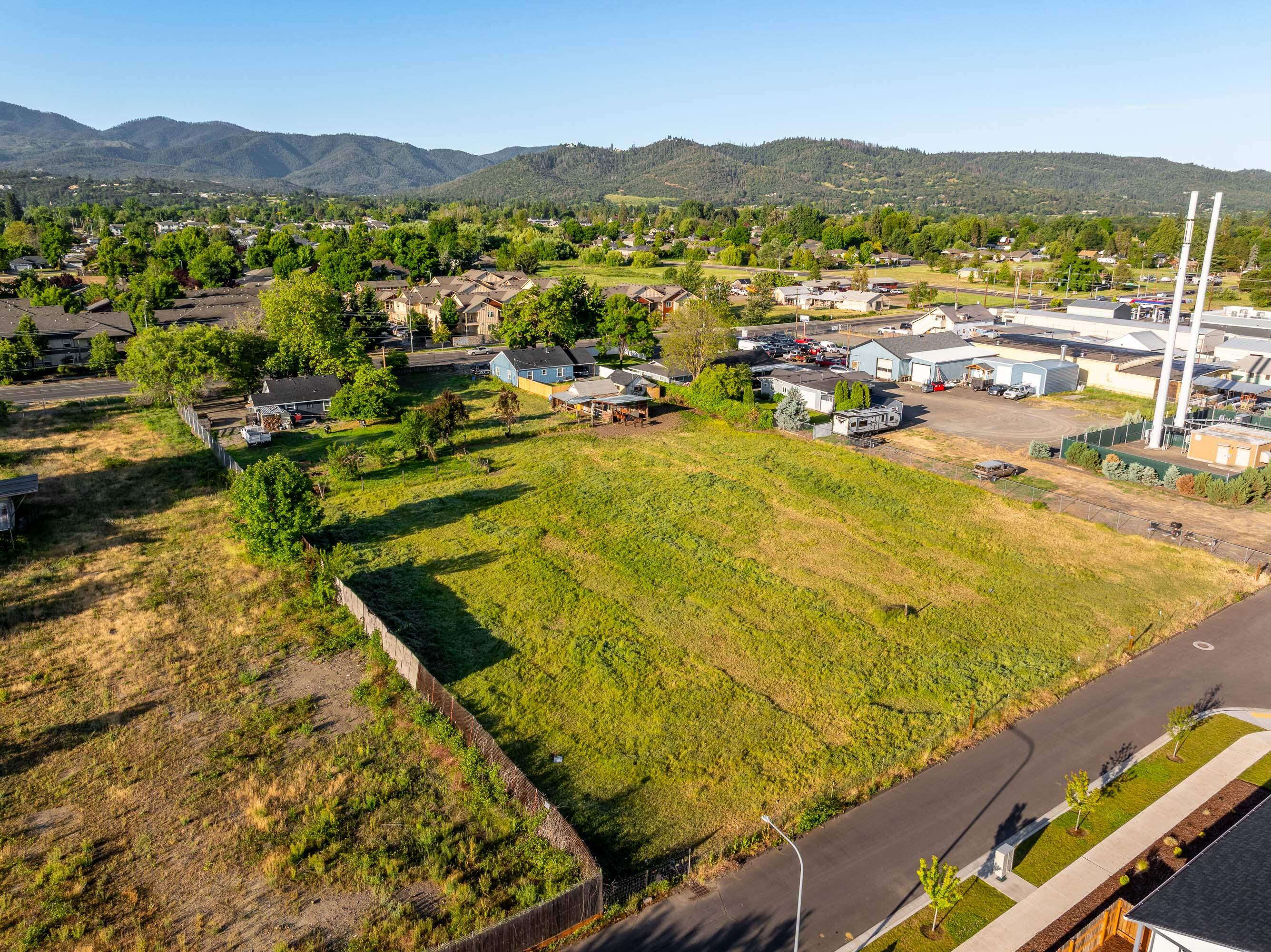 Seller Carry Options available!! Prime Vacant Lot in South Medford - Priced to Sell!
Flat, buildable lot zoned MFR-30 - eligible for up to 15 units (buyer to verify). Perfect for multifamily, investment, or development. Close to shopping, schools, parks & more. Utilities at the curb. Rare opportunity in a high-demand location—act fast!