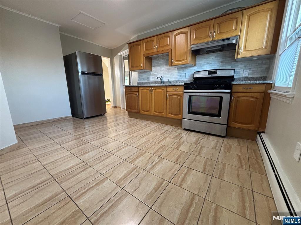 Freshly painted 2 bedroom apartment with a sunny living room and eat in kitchen. Spacious bathroom. Plenty of windows throughout the space allowing lots of natural lighting throughout. Walkable neighborhood with plenty of restaurants and shops. Great schools and NYC transportation are close by. It is a 3rd floor walk up with two parking spaces available. Basement washer and dryer hook up available. Cats and dogs with approval and fee. Make this move in ready space your next home! Email unitedwillm1@gmail.com Listing agent is related to landlords.