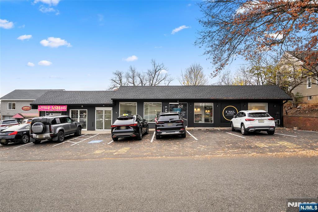 Good location! 1,716 sq ft retail space with parking space, other tenants include a nail, eye lash, Snow removal included, Tax included (but incase of annual tax increase,1/4 portion of tax increase amount will be added each year)