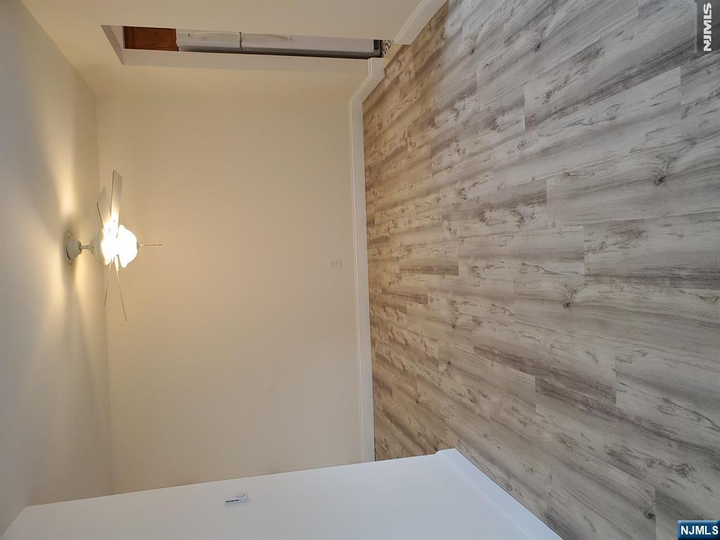 RECENTLY UPDATED SPACIOUS 1ST FLOOR 1 BEDROOM CONDO CLOSE TO NYC BUS, 1/2 MILE FROM RT287/RT208, COMPLEX CONNECTED TO THE CANNONBALL HIKING SYSTEM. FOR EZ ACCESS AND SHOWINGS CALL/TEXT MICHAEL 973 666 3639
