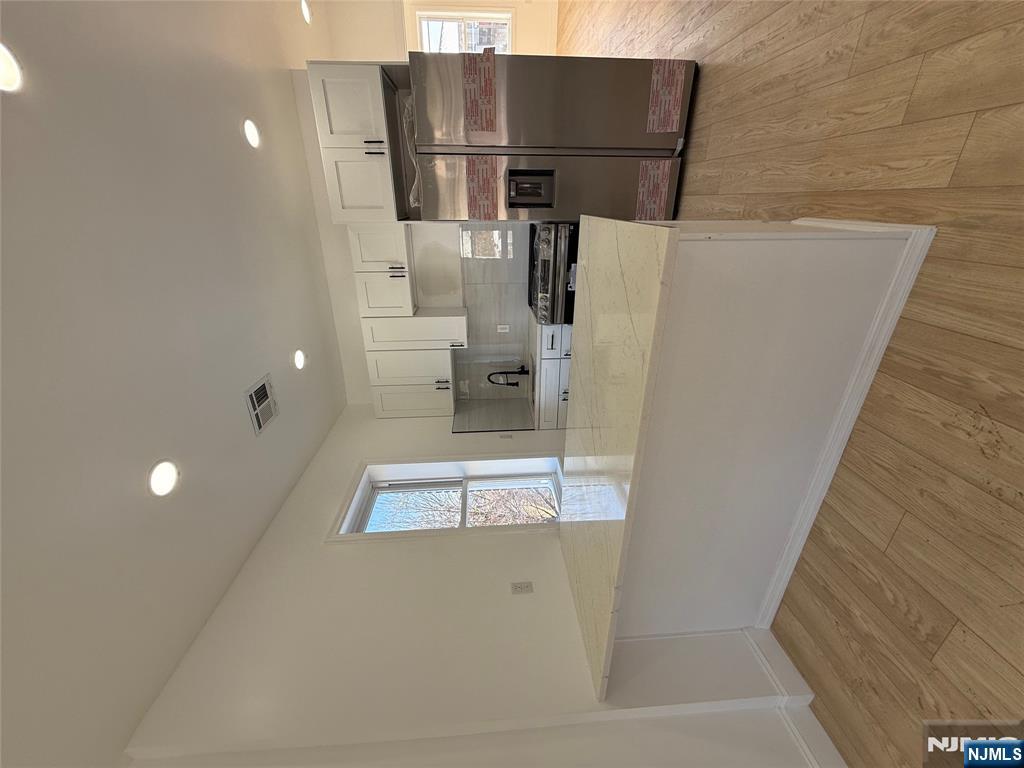 2 bedrooms apartment on second floor. Beautifully renovated with new appliances. Laundry in unit. Shared access to the backyard. Subject to proof of income, background check and credit report.