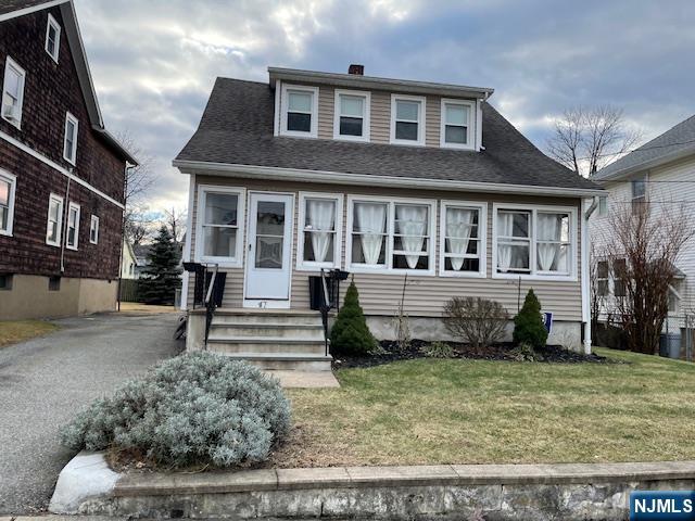 Very cute 2nd floor apartment for rent in a quiet neighborhood. 1 Bedroom, 1 full bath. Eat in kitchen, living room, bonus room off bathroom, great for office/extra closet space. Freshly painted and cleaned carpets. No laundry available in unit.Enclosed front porch is not available for use to renter. Plenty of parking. Close to major highways, shopping. No Pets