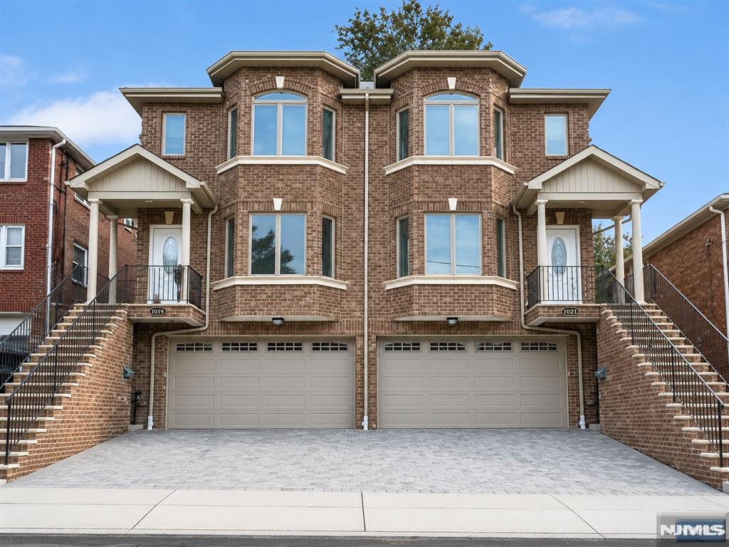 VERY SPACIOUS SUNNY & BIRGHT, MAIN LEVEL FEATURES 9FT HIGH CEILINGS AND CUSTOM MOLDINGS AND CONSISTS OF LIVING ROOM WITH FIREPLACE, DINING ROOM, POWDER ROOM, AND MODERN EAT IN KITCHEN WITH GRANITE TOPS AND STAINLESS STEEL APPLIANCES. SECOND FLOOR MASTER BEDROOM WITH DOUBLE CLOSETS, IN-SUITE BATH WITH GLASS ENCLOSED SHOWER STALL, DOUBLE VANITIES, AND JACUZZI TUB, 2BEDROOMS WITH FULL BATH. GROUND LEVEL HAS A 2 CAR GARAGE, FINISHED TILED REC ROOM, FULL BATH, AND SIDE ENTRANCE.