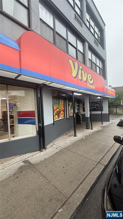 Turn Key Mini Market ready for new owners - Great busy area of passaic NJ , lots of foot traffic and close to all, including schools, main st, restaurants, many residential homes- Take this market one step further and add a Deli, (equipment in place), or add a bakery which would also be a great addition to this great neighborhood. Para la venta este Mercado, todo inventario incluido, ubicación en una buena zona, cerca de àreas redidenciales, tiendas y restaurantes. Mucho trafico, posibilidad de añadir una panaderia o tienda de delicatessen, equipamiento ya instalado. Hay que verlo!