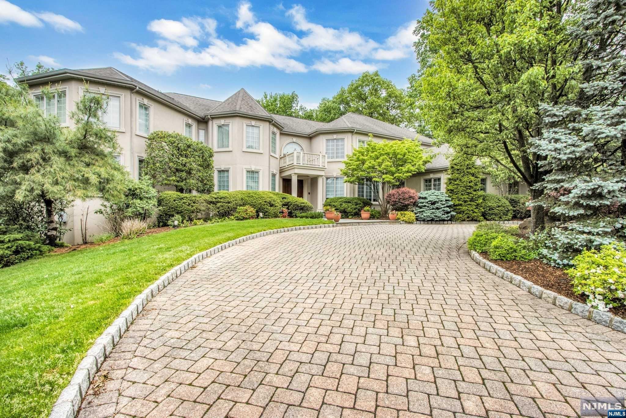 WELCOME TO THIS SPECTACULAR CUSTOM-BUILT COLONIAL LOCATED ON MOST DESIRABLE CUL-DE-SAC LOCATION. BEAUTIFUL ARCHITECTURAL DETAILS PROVIDE CLASSIC AND TIMELESS ELEGANCE WITH AN OPEN FLOW FOR EASY ENTERTAINING.ENTER GRAND DOUBLE-HEIGHT FOYER WITH CUSTOM DETAILING AND CURVED TURRET.FORMAL DINING ROOM ,BUTLERS PANTRY, LIVING ROOM WITH BALCONY,CUSTOM LIBRARY WITH VIEWS AND WALK-OUT TERRACE. EXPANSIVE GREAT ROOM WITH IMPRESSIVE STONE FIREPLACE,FLOOR TO CEILING WINDOWS AND INLAID WET BAR.GOURMET KITCHEN WITH BREAKFAST ROOM AND ADJOINING DEN.2ND LEVEL ENCOMPASSES SUMPTUOUS MASTER SUITE WITH DRESSING AREA ,2 WLK-IN CLOSETS AND SPACIOUS BATH. 2 LARGE BEDROOMS WITH EN SUITES,AND 2 ADD BEDROOMS W/JACK+JILL BTH.LOWER LEVEL OFFERS BEDROOM,2 FULL BATH,LARGE REC ROOM,GYM/STORAGE RM,SPACIOUS DEN W/WALK-OUT TO YARD,MECHANICAL/STORAGE ROOM AND A MULTITUDE OF CLOSETS.LUSH LANDSCAPED GROUNDS ARE COMPLETE WITH OVER AN ACRE OF PRIVATE PROPERTY ,POOL AND SPA.A RARE OPPORTUNITY IN TAMMY BROOK Hills!
