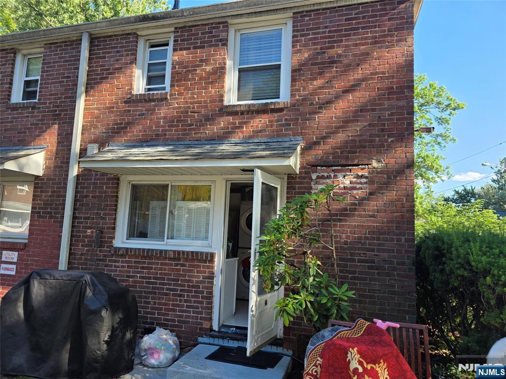 Updated 2-bedroom featuring an open-concept floor plan. Conveniently located close to everything!! Laundry in the unit!!! Parking space included. Shopping, dining, and mass transportation nearby!! Kids can walk to school from home.......Don't miss this.
