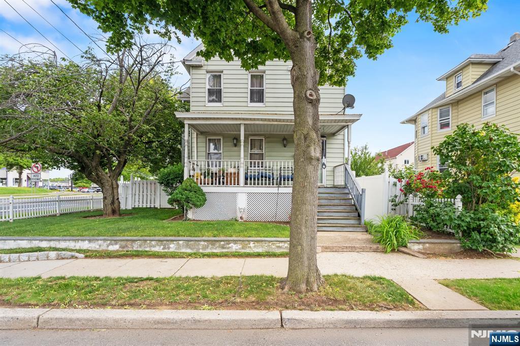 Great Opportunity for Cash Buyer Only! This home is in good condition, waiting for a new owner! CASH BUYER only, sale must be approved by the court.