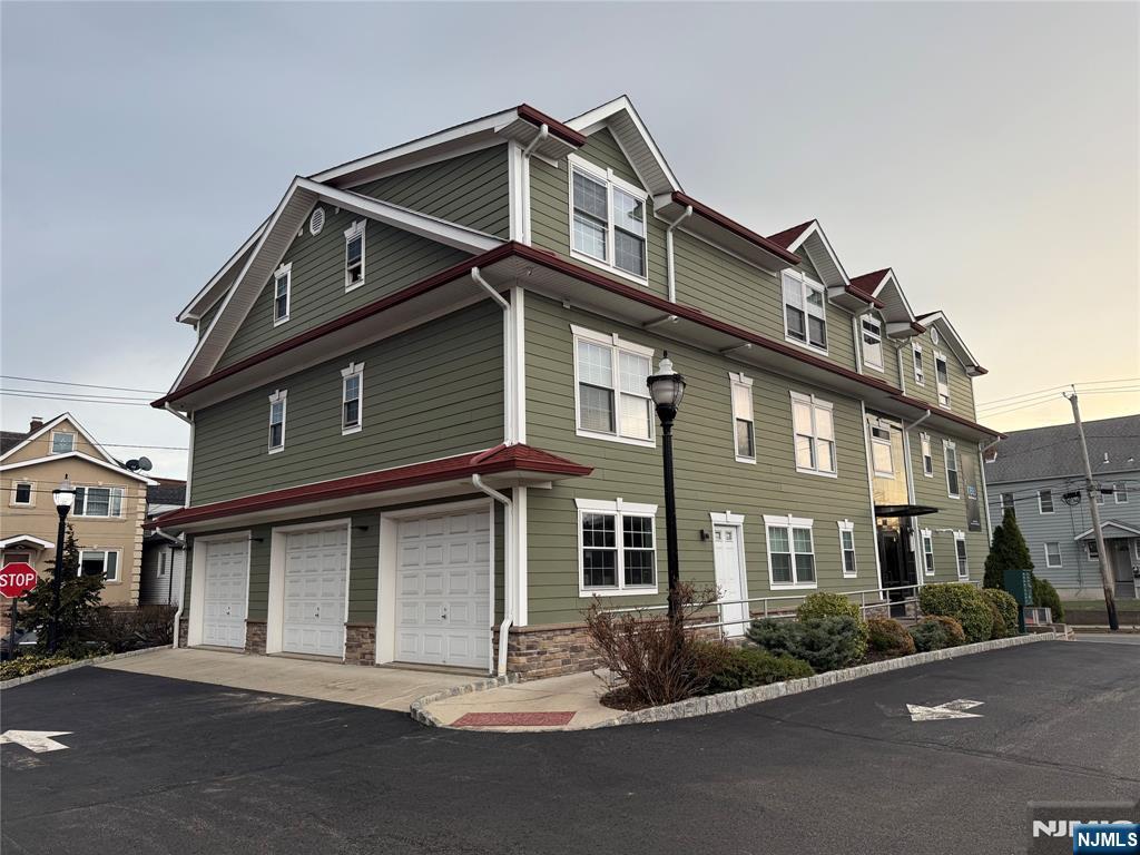 Third-floor modern, spacious studio featuring a large living area, hardwood floors, central air, and ample closet space. On-site laundry available. Conveniently located near shopping, parks, schools, and public transportation. Credit report and proof of income required.