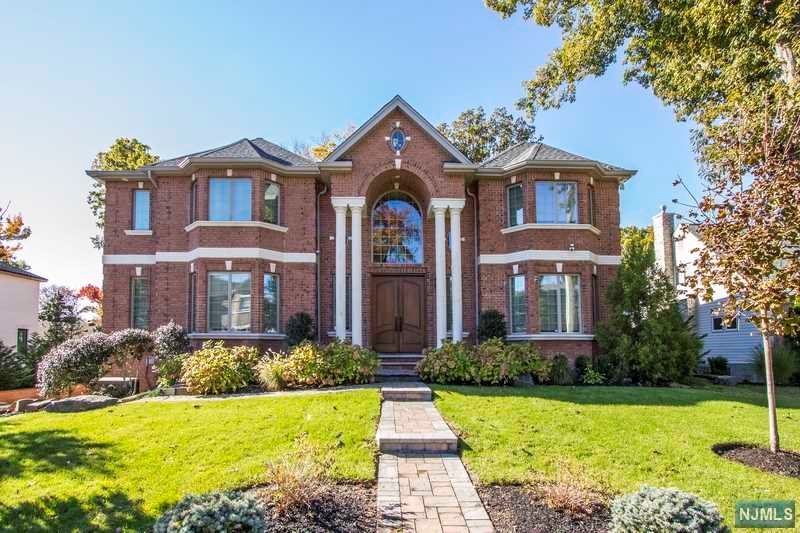 CAPTIVATING NEWER CONSTRUCTION NESTLED ON PRESTIGIOUS NORTH CLIFF.IN LUXURY AND ENTERTAIN IN STYLE IN THIS ELEGANT GEORGIAN CUSTOM-BUILT HOME.STATE-OF-ART AMENITIES(11 HEATING ZONES,SPECIAL INSULATION ON ROOF,RADIANT HEAT THROUGHOUT UNDER ALL TILES,HEATED 3 CAR GARAGE,TWO LAUNDRY ROOMS IN 2ND FL & BASEMENT,SUBZERO,WOLF,MIELE APPLIANCES,MARVEL WINE COOLER,CENTRAL VAC,SPECIALLY WIRED FOR SECURITY)PHENOMENAL ARCHITECTURAL AESTHETICS(RARE STONE,SPECIAL TILES,OVERSIZED QUARTZ COUNTERTOPS,CUSTOM LIGHTING,DESIGNER KITCHEN CABINETS W SPECIAL LIGHTING,CUSTOM BUILT CALIFORNIA CLOSETS IN MASTER SUITE,FRENCH DOOR TO BALCONY FROM MASTERBED)A SPECIALLY APPOINTED GRANDIOSE SIZE KITCHEN,FRENCH GLASS DOORS OFF TO PATIO,GRACIOUS 20' COFFERED CEILING IN FOYER,CUSTOM HIGH END TRIM MOLDINGS,CURVED DOUBLE STAIRCASES TO MAKE A STRIKING ARCHITECTURAL STATEMENT.PERFECT BLEND OF URBAN SOPHISTICATION/TODAY'S LIFESTYLE.NO EXPENSE IS SPARED.AN ABSOLUTE SHOWCASE HOME BOASTS PRIDE OF OWNERSHIP!
