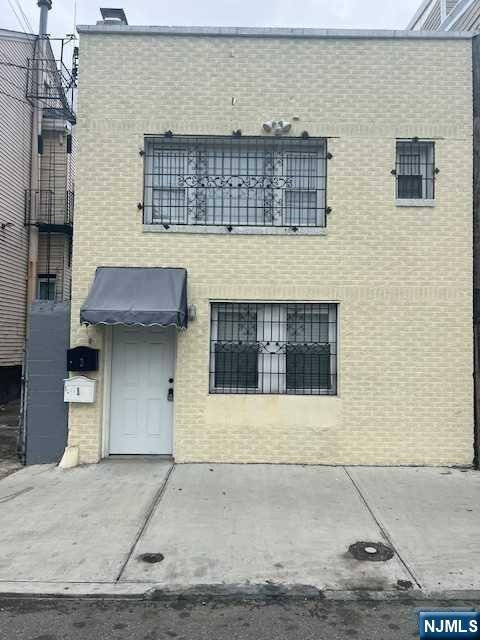 Beautifully maintained 1-bedroom 1-bath apartment located in Paterson. This unit offers a spacious living area, updated kitchen with ample cabinet space, a comfortable bedroom and a full bathroom. Conveniently situated near shopping, restaurants, public transportation, major highways, and downtown amenities. Perfect for commuters and those seeking easy access to local conveniences. Move-in ready and ideal for comfortable everyday living.