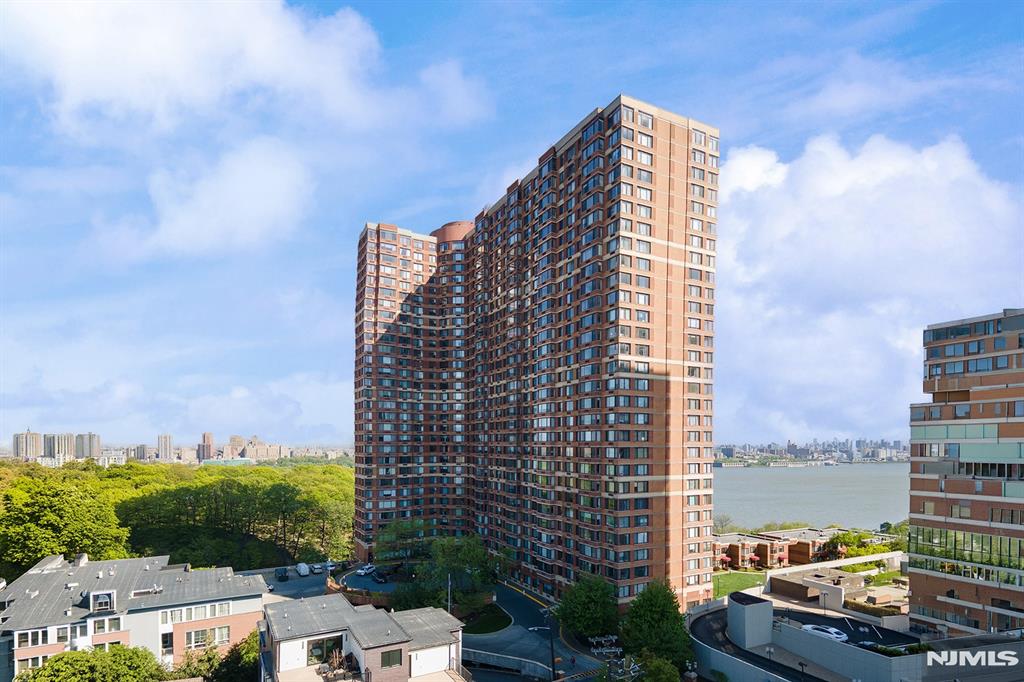Enjoy luxury living in this spacious 1-bedroom condo featuring an open-concept layout that seamlessly connects the kitchen and living area, creating a bright and inviting space. The generously sized bedroom offers two large closets, providing ample storage. Residents enjoy access to an exceptional collection of amenities, including valet parking,1 parking space, fitness center, children's playroom, entertainment lounge, library, outdoor swimming pool, jogging path, BBQ area, and 24-hour lobby security. Ideally located near a variety of restaurants, shops, and everyday conveniences, this home offers the perfect combination of comfort, convenience, and luxury.
