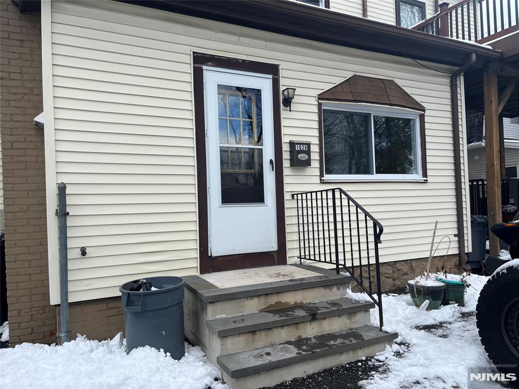 Cute & freshly painted and updated apartment located in well maintained building. Ideal for 1 person with Laundromat across the street and NYC bus right across the way. comes with 1 Parking spot . eat-in kitchen with microwave and Living room, Bedroom with bath. No Pets allowed
