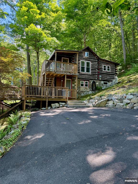 Close proximity to skiing and wineries.