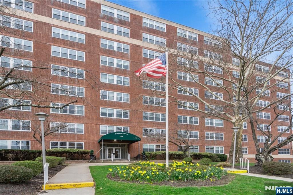 Welcome to this beautifully renovated 1-bed, 1-bath co-op at the Parkway House in Glen Ridge. Spacious open floor plan w/living room, dining area, kitchen, bedroom. Large LR offers, perfect for entertaining. Dining room opens to the LR as well as the galley kitchen with SS appliances, quartz counters. Bedroom with 2 large closets, one walk-in & updated bathroom. Parkway House offers Doorman, live-in super, elevators, lovely garden w/grilling stations & a large resident lounge. Laundry & trash facilities on each floor. Midtown Direct train & NYC bus a block away. Close to Montclairâ€™s best restaurants, shops. All-inclusive Monthly Maint $1,322.36 includes RE Taxes, Heat, Central Air, Gas, Electric, Water, Trash, Snow Removal, Landscaping, Doorman, Common Area Maintenance (does not include cable or parking). 25% Down. One time Transfer Fee at $20/share (111 shares) paid by buyer. Special Assessment (windows) $75.45/month. Board Approval Required. No Pets Allowed. Owner Occupied Only.